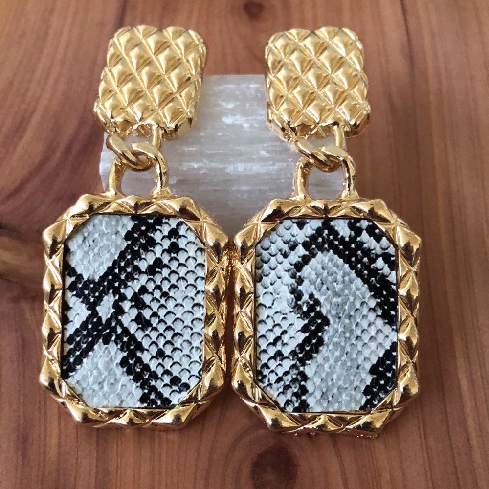 HP!🐍Snakeskin and Gold Earrings! - Picture 4 of 6